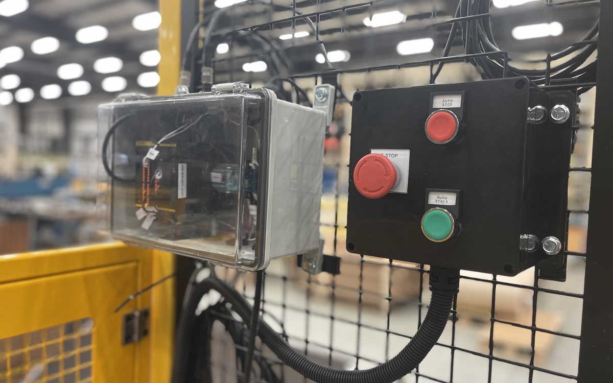 Operator start and stop station mounted on a machine guard