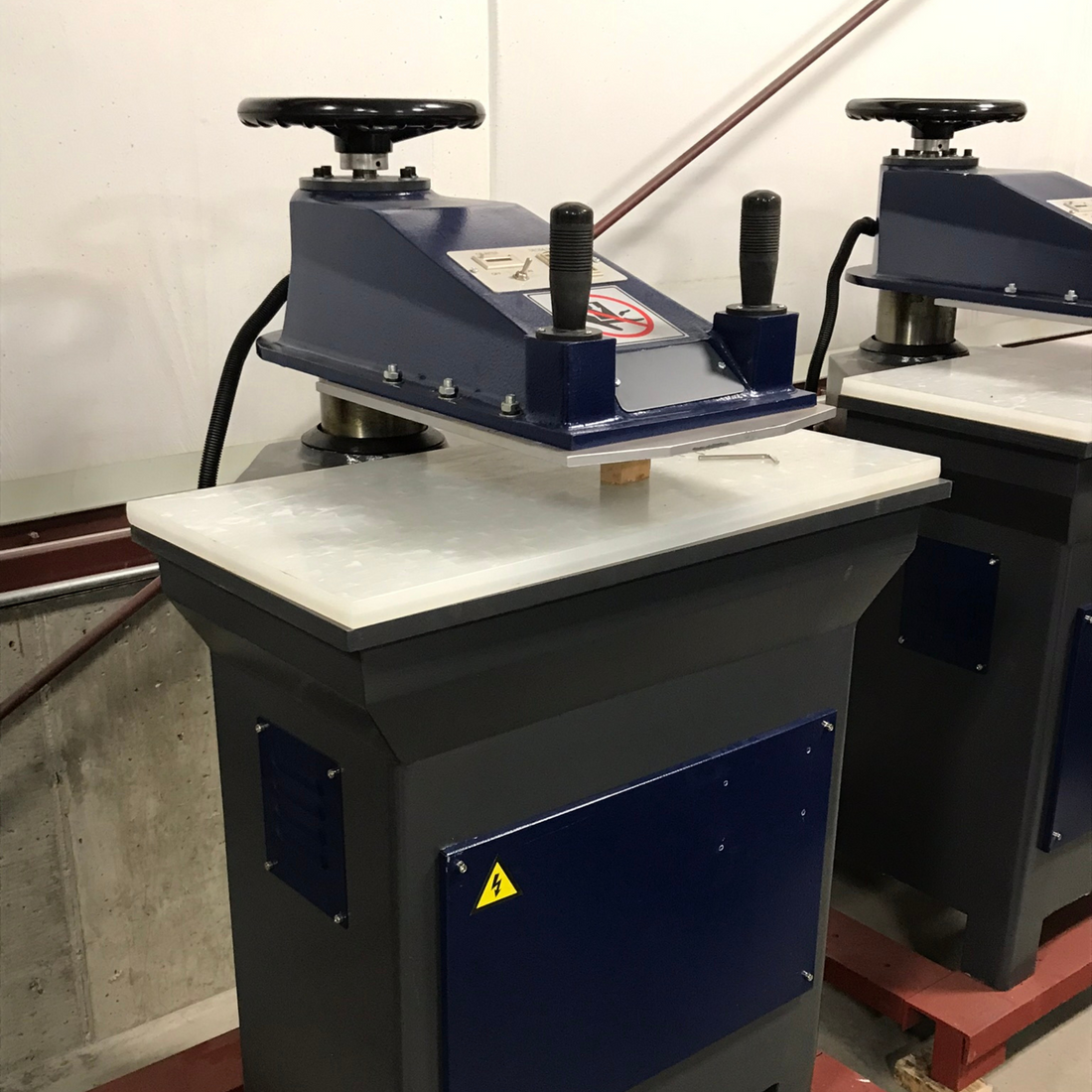 Refurbished 10 Ton Swing Arm Clicker Press