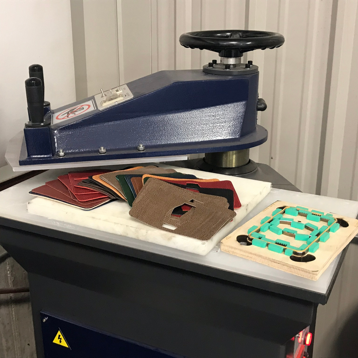 Swing Arm Clicker Presses – HAMMERHEAD INDUSTRIAL